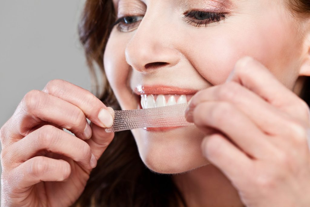 آیا سفید کردن پروتز دندان امکان‌پذیر است؟